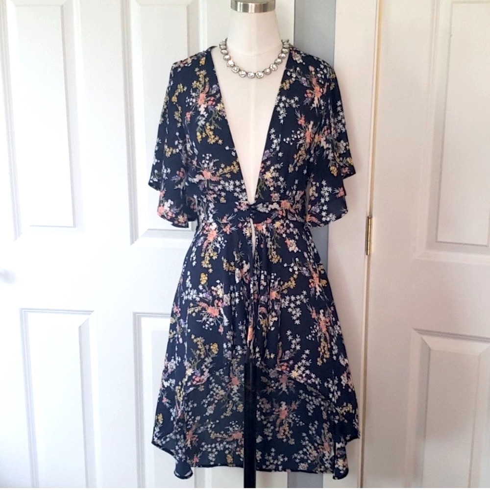 🆕 Francesca’s Blue Rain Kimono. Navy with Botanical Print. NWT